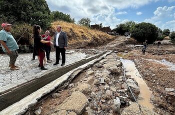 Menderes Belediye Başkanı İlkay Çiçek, sel felaketinden dolayı mağdur olan mahalleleri ziyaret etti, yardım çalışmalarını inceledi