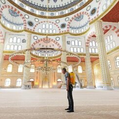 Mevlid Kandili dolayısıyla Nevşehir’deki tüm cami ve mescitler Nevşehir Belediyesi Temizlik İşleri Müdürlüğü ekipleri tarafından gül suyu ile yıkandı.