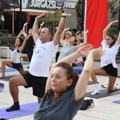 Mudanya Belediyesi ve Eflatun Yoga Yaşam Okulu’nun işbirliği ile Güzelyalı Atatürk Parkı’nda düzenlenen yoga etkinliği, pazar sabahına huzur dolu bir başlangıç getirdi.