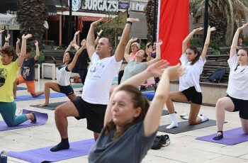 Mudanya Belediyesi ve Eflatun Yoga Yaşam Okulu’nun işbirliği ile Güzelyalı Atatürk Parkı’nda düzenlenen yoga etkinliği, pazar sabahına huzur dolu bir başlangıç getirdi.