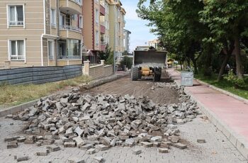 Nevşehir Belediyesi tarafından Güzelyurt Mahallesi’ndeki dört ayrı sokakta yol ve yaya kaldırımı yenileme çalışması başlatıldı.