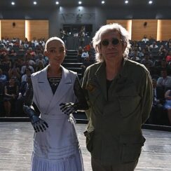 Okan Bayülgen ile Robot Sophia İzmirliler ile bir araya geldi