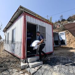 Yangınların ardından İzmir’in yaraları sarılıyor  Büyükşehir’den 71 haneye 3 buçuk milyon TL’yi aşan destek