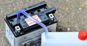Akü nedir ve nasıl çalışır? Araçlar ve elektronik cihazlar için hayati öneme sahip bu bileşeni daha yakından tanıyın.
