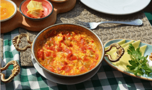 Menemen tarifi arıyorsanız doğru yerdesiniz! Taze malzemelerle kolayca hazırlayabileceğiniz enfes bir menemen için adım adım rehber.