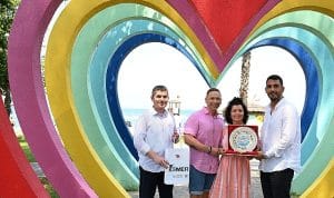 20 yıldır Kemer’e gelen Finli çifte teşekkür plaketi