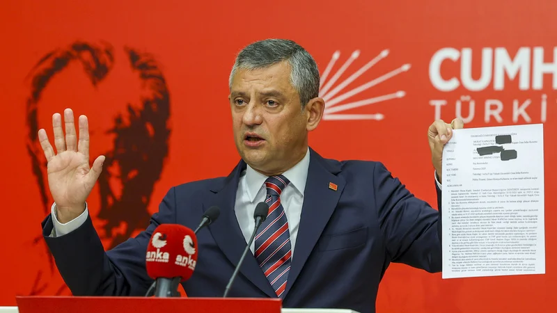 Cumhuriyet Halk Partisi Genel Başkanı Özgür Özel: “Lağım Patlamıştır, Sürdürmeye Çalışan Herkesin Üzerine Bulaşacaktır”