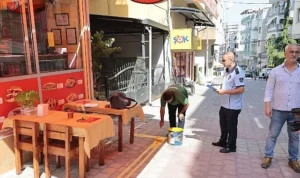 Konak’ta kaldırım işgaline sarı çizgi