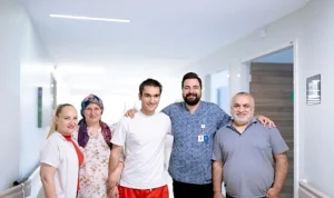 Motor kazası sonrası yatağa bağımlı kalır dendi, yürüyerek taburcu oldu